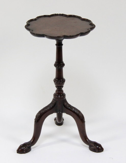 A George III mahogany urn stand 165b03