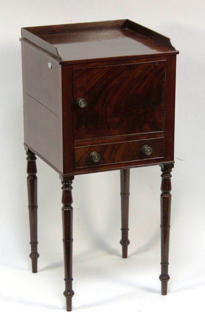 A George IV mahogany pot cupboard 165b25