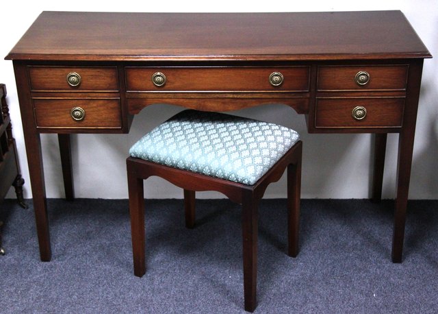 A George III style mahogany dressing 165b21