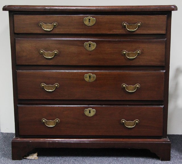 A George II mahogany chest of drawers 165b33