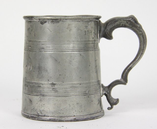 An early 19th Century pewter mug with