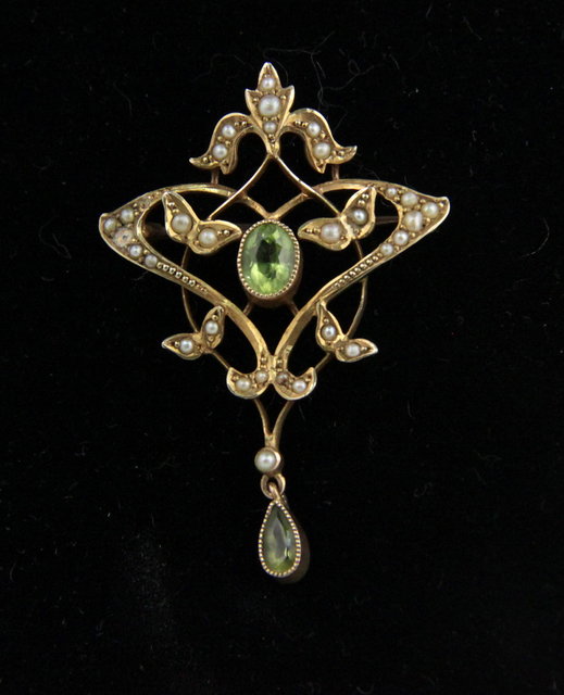 A peridot and seed pearl pendant