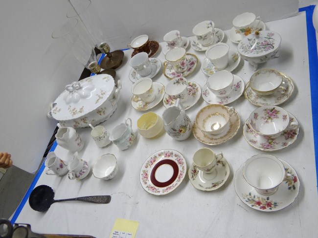 Lot misc. teacups and saucers along