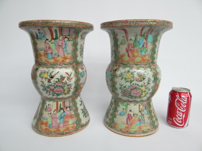 Pair Rose Medallion Asian vases  165e09