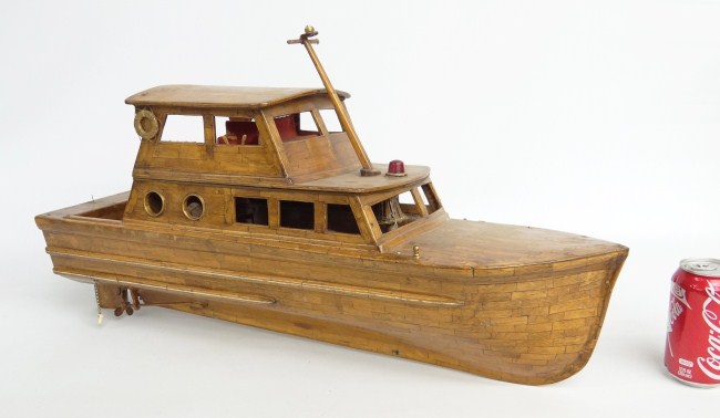 Vintage cabin cruiser Kiki model boat