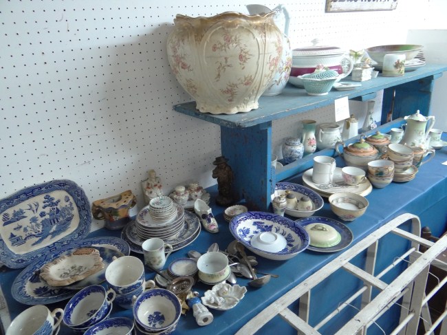 Large misc table lot including 166025