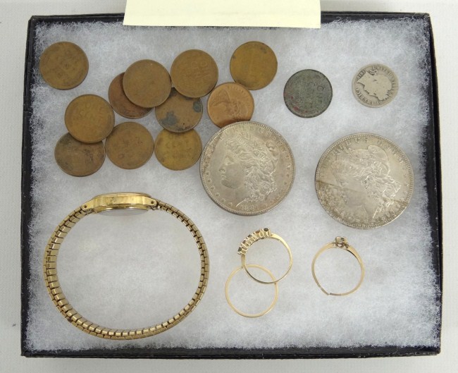Lot including two rings 10 and 166086
