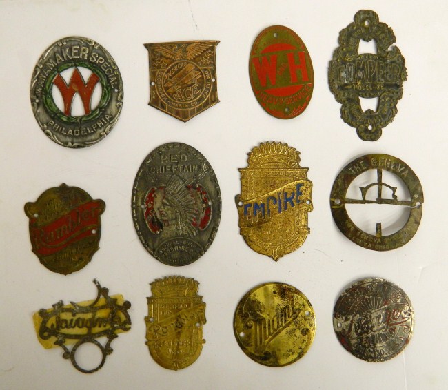 Head badge lot (12) pneumatic and