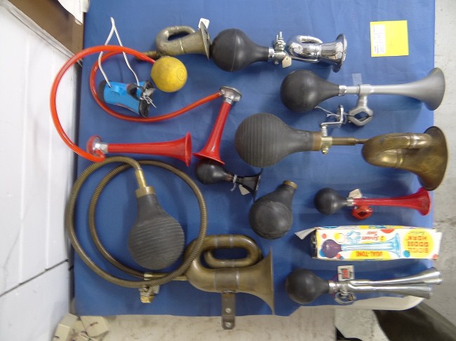 Bicycle horn lot including a collection