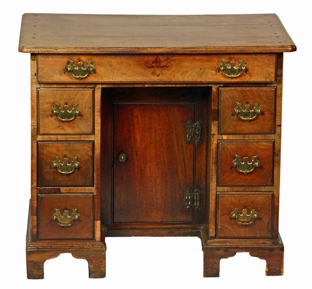 A George II walnut kneehole desk 16472e