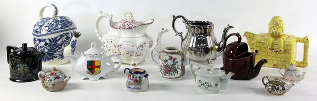 A quantity of ceramic novelty teapots 16485d