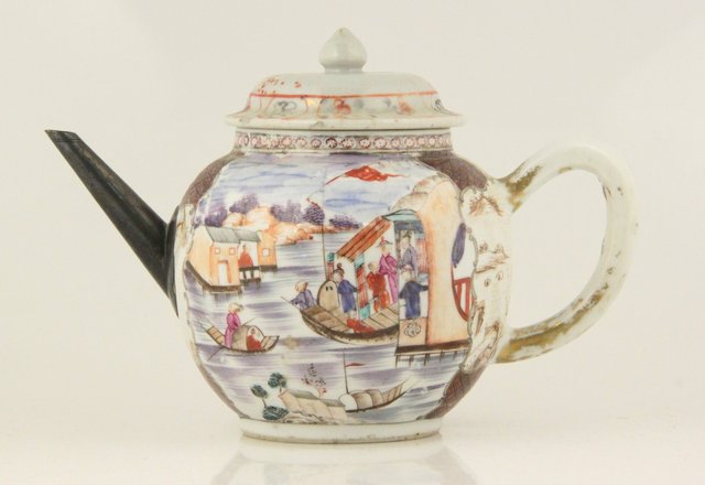 A Chinese export teapot and cover 18th