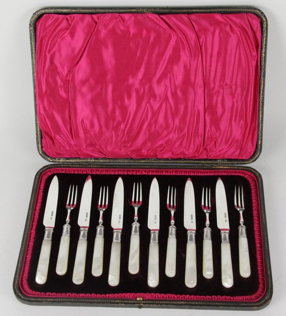 A boxed set of silver dessert knives