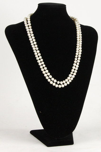 A pearl necklace 126cm (49.5) long