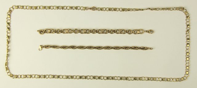 A 9ct yellow gold circle link necklet 16495d