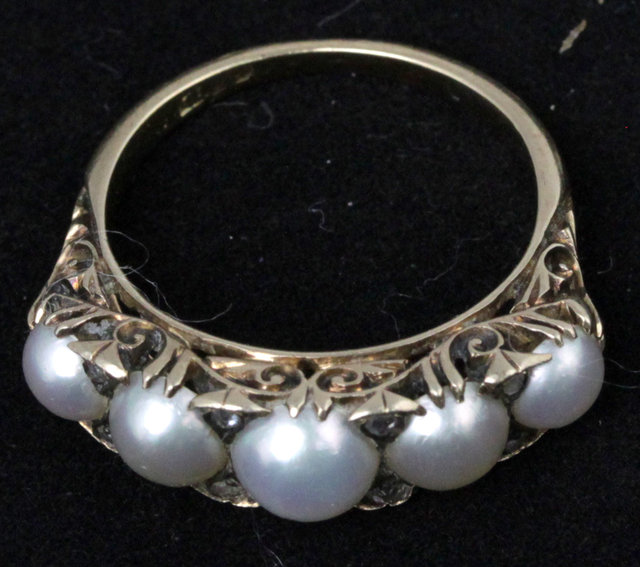 A Victorian five pearl ring with 164970