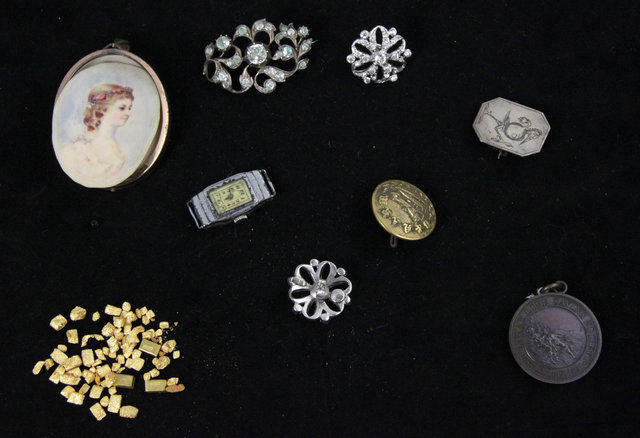 A quantity of small pieces of gold 164982