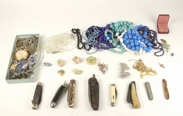 A quantity of costume jewellery 164984