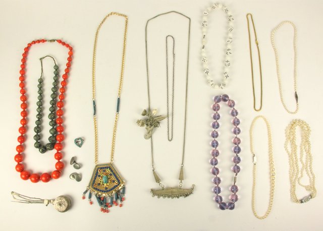A quantity of costume jewellery 16498f