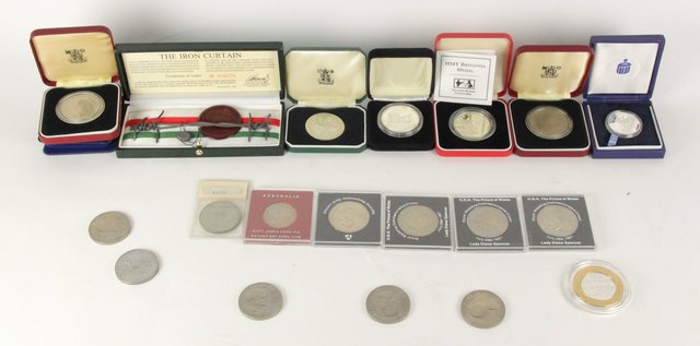 A quantity of commemorative coins including