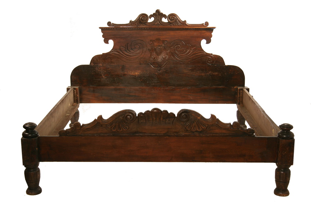 EARLY CARVED BED - Early Northern