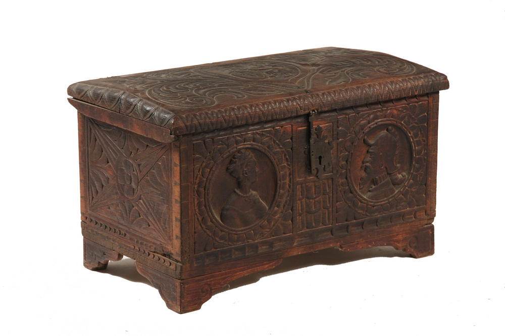 EARLY WOODEN TRUNK WITH BOLIVAR 16520a