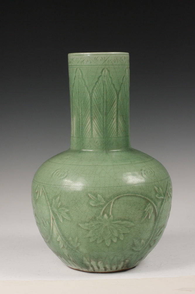 CHINESE CELADON VASE Ming Dynasty 1652f8