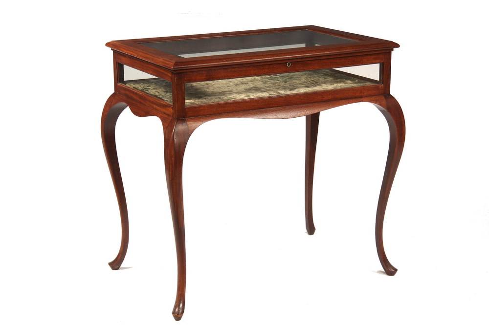 LOW TABLE DISPLAY CASE - Chippendale