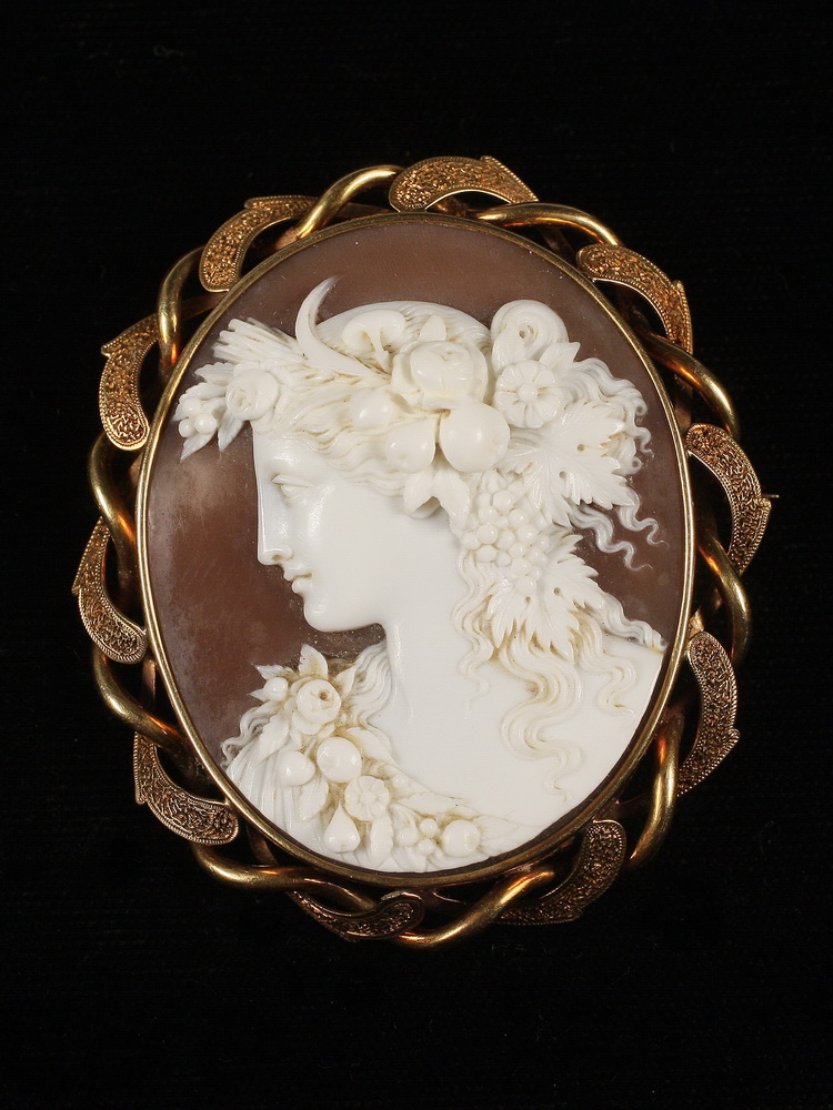 BROOCH Antique Victorian female 16540d