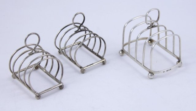 A pair of silver toast racks S.S.
