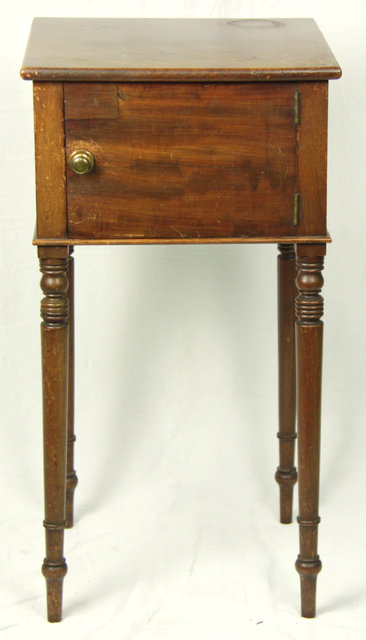 A mahogany bedside cupboard enclosed 165613