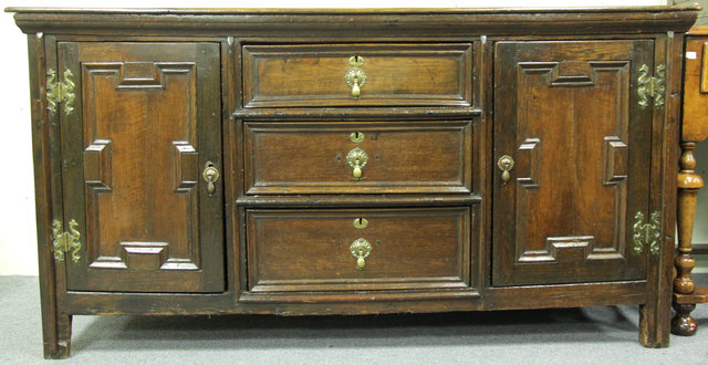 A 17th Century style oak dresser 165658