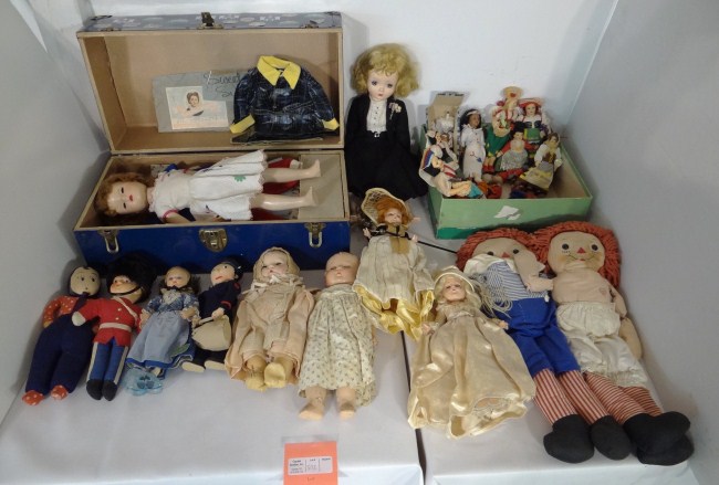 Lot misc. vintage dolls.