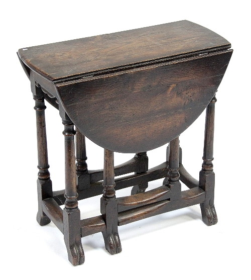 An oak gateleg table 63.5cm (25")