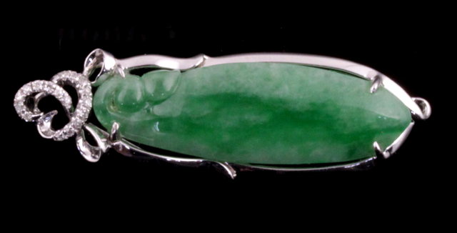 A Chinese green stone pendant of 16845b