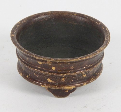 A Chinese bronze circular bowl 1689b1
