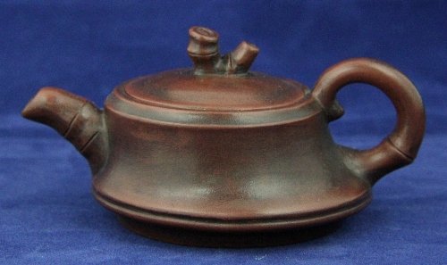 A small Chinese pottery teapot