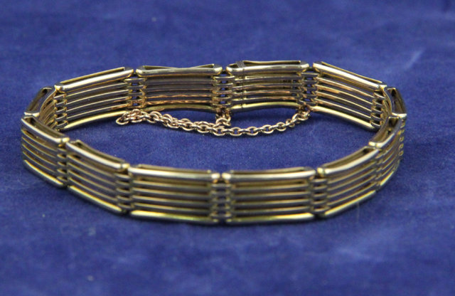 A 15ct gold gate-link bracelet