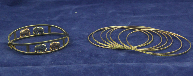 A three-colour 9ct gold hinged bangle