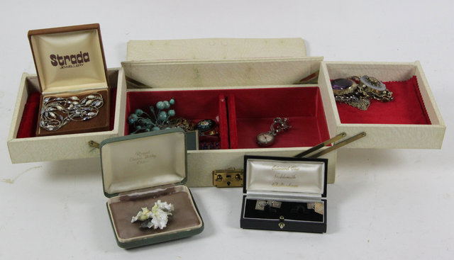 A quantity of costume jewellery