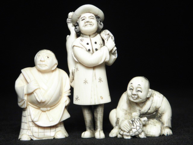 Three Japanese carved ivory Katabori 16923c