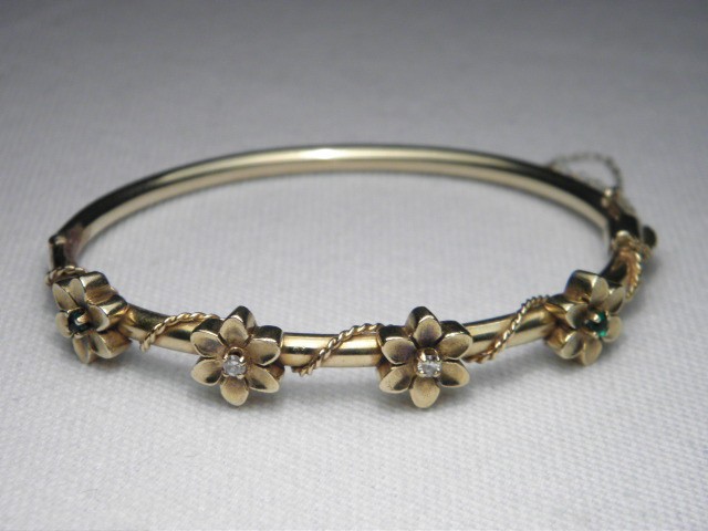 A 14kt yellow gold bangle bracelet 16924a