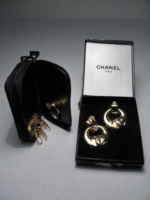 A pair of gold tone Chanel fashion 169258