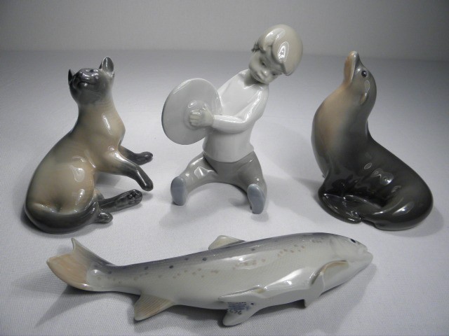 Lot of four porcelain figurines  1692af