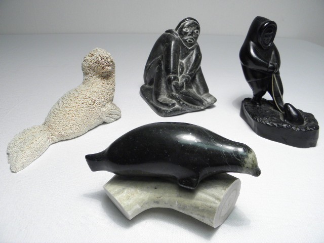 Lot of assorted inuit eskimo carvings  1692cf