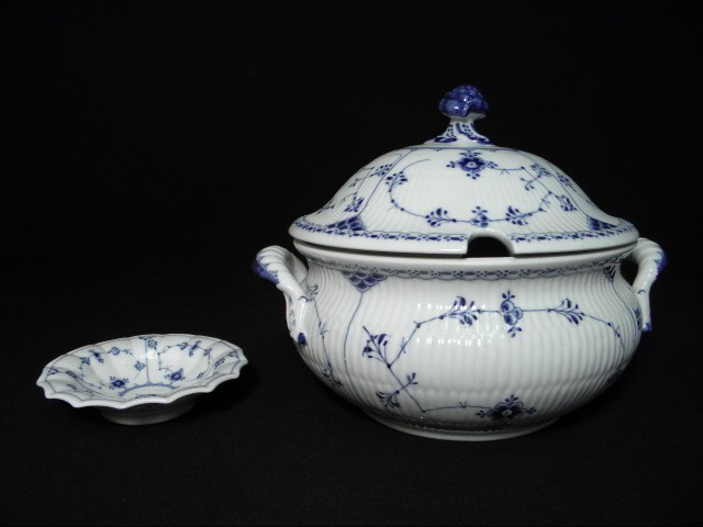 Royal Copenhagen porcelain soup 1692cd