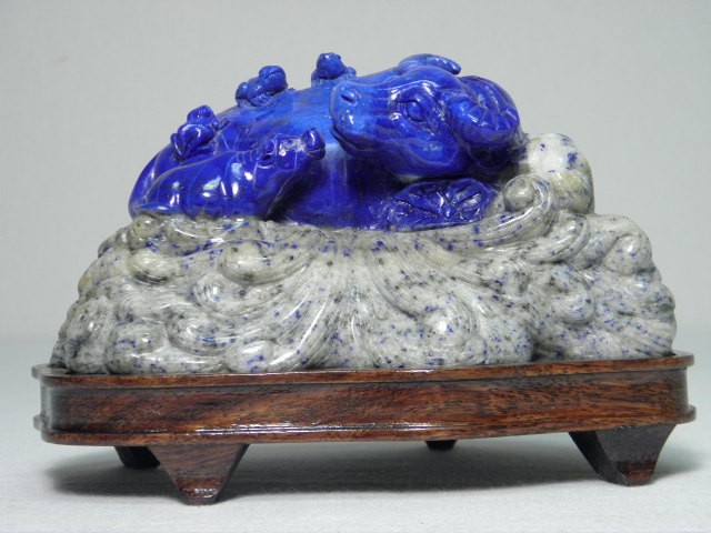 Carved blue lapis sculpture depicting 1692e3