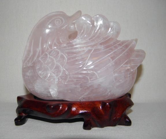 Carved rose quartz duck figurine 1692e1