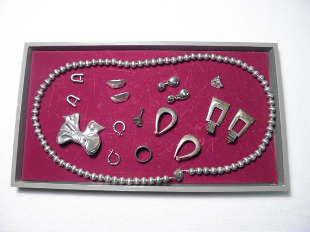 Assorted ladies costume jewelry  1692ec