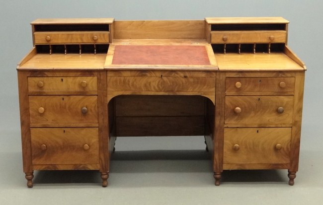 Victorian kneehole desk having multi-drawers